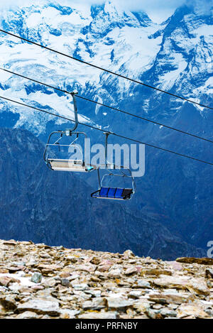 Photo de funiculaires parmi la montagne enneigée hills. Banque D'Images