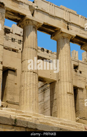 La Grèce. Athènes. Propylaea. Porte monumentale de l'Acropole. Il a été conçu par l'architecte, Mnesicles 437 BC-432BC. (L'âge de Périclès). Colonnes de style dorique. Banque D'Images