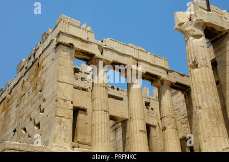 La Grèce. Athènes. Propylaea. Porte monumentale de l'Acropole. Il a été conçu par l'architecte, Mnesicles 437 BC-432BC. (L'âge de Périclès). Colonnes de style dorique. Détails architecturaux. Banque D'Images