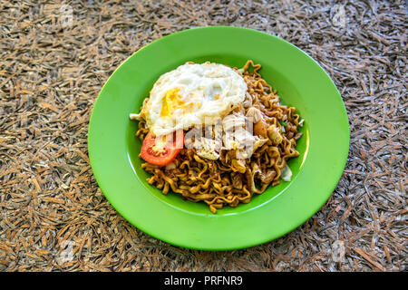 Mie goreng ou plat de nouilles frites, Bira, Sulawesi, Indonésie Banque D'Images