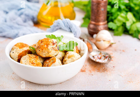 En boulettes frites bol blanc, boules de poulet Banque D'Images