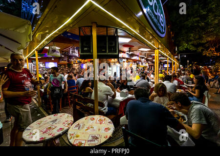 Le pack des fans MotoGP célèbre Ristorante Hochey aka Paolino's Bar, dans sa dernière année sur ce site avant qu'il est fermé et déplacé.Misano Adriatico, Italie. Banque D'Images