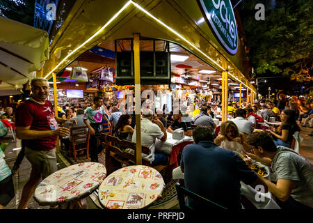 Le pack des fans MotoGP célèbre Ristorante Hochey aka Paolino's Bar, dans sa dernière année sur ce site avant qu'il est fermé et déplacé.Misano Adriatico, Italie. Banque D'Images