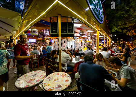 Le pack des fans MotoGP célèbre Ristorante Hochey aka Paolino's Bar, dans sa dernière année sur ce site avant qu'il est fermé et déplacé.Misano Adriatico, Italie. Banque D'Images