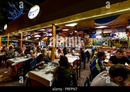 Le pack des fans MotoGP célèbre Ristorante Hochey aka Paolino's Bar, dans sa dernière année sur ce site avant qu'il est fermé et déplacé.Misano Adriatico, Italie. Banque D'Images