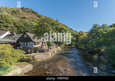 Fingle Bridge Inn à côté de la rivière Teign dans le Dartmoor avec des gens à l'extérieur Manger et boire Banque D'Images