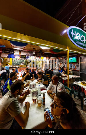 Le pack des fans MotoGP célèbre Ristorante Hochey aka Paolino's Bar, dans sa dernière année sur ce site avant qu'il est fermé et déplacé.Misano Adriatico, Italie. Banque D'Images