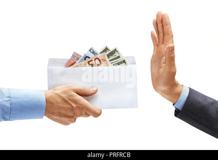 La main de l'homme en chemise en donnant un maximum d'argent de l'enveloppe et la main de l'homme attaqué montrant un panneau d'arrêt isolé sur fond blanc. Produit de haute résolution. Clos Banque D'Images