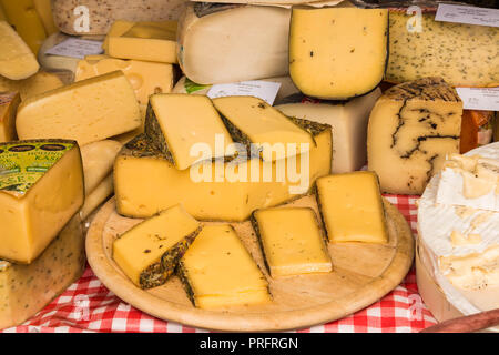 Salzbourg, Autriche - juin 1, 2017 : Différentes sortes de fromages exposés à la vente sur Schrannenmarkt près de Eglise de Saint-andré sur Mirabellplatz. Banque D'Images
