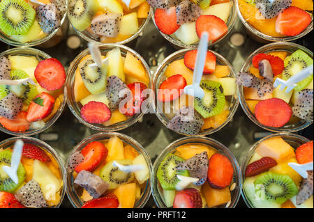 Tasses de salade de fruits frais close-up dans un marché Banque D'Images