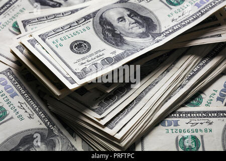 Pile de billets de cent dollars Banque D'Images