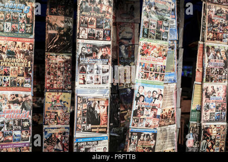Les films piratés copiés sur CD à vendre à l'Ouest de Java, Indonésie Banque D'Images