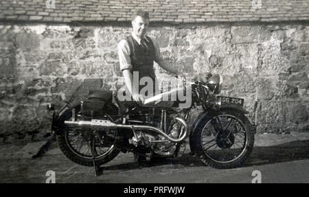 Homme avec 1935 500cc BSA Blue Star Sports circa 1935 moto Banque D'Images