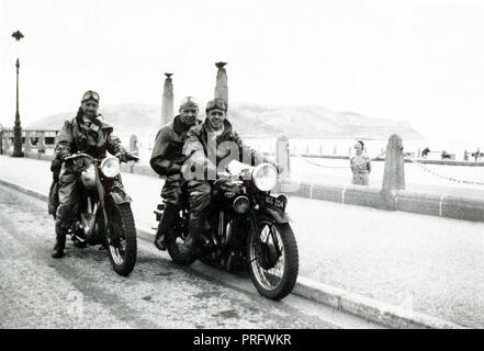 Trois motards sur leurs 1934 BSA Blue Star & 1948/9 BSA Gold Star motorcycles au bord de la mer, début des années 1950 Banque D'Images