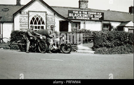 Les motards sur leurs BSA Blue & Gold Star motorcycles hors de l'ancienne forge, Gretna Green dans les années 1950 Banque D'Images