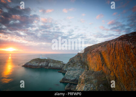 Soirée photo de paysage de coucher de soleil et ciel soirée spectaculaire surplombant la mer vers phare de South Stack, Anglesey, au nord du Pays de Galles. Banque D'Images