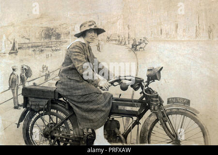 Dame posant pour une photo de 1914 moto 500cc BSA en studio vers 1915 Banque D'Images