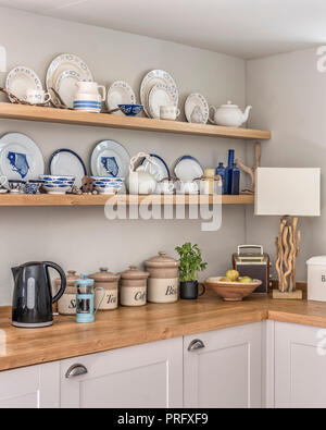 Collection de vaisselle bleu et blanc avec du bois flotté lampbase en cuisine de Devon cottage Banque D'Images