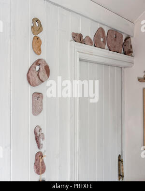 Collection de pierres au mur autour de portes dans le Devon cottage Banque D'Images