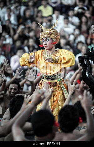 Dans l'exécution de femme balinaise Kecak danse à Jimbaran, Bali, Indonésie Banque D'Images