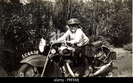 Jeune fille qui pose pour photo sur un nouveau port Hudson 1932 twin 500cm³ moto dans les années 1930 Banque D'Images