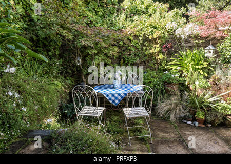 Salon de jardin blanc bleu avec nappe vérifié, Devon Banque D'Images