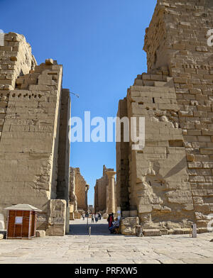 Les touristes au Premier pylône du Temple de Karnak complexe, aussi connu comme le Temple de Karnak, à Thèbes, Luxor, Egypte Banque D'Images