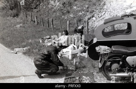 Groupe de motards et leur famille en route avec leurs 1958 BSA motorcycles & A7/A10 side-car à la fin des années 1950 Banque D'Images