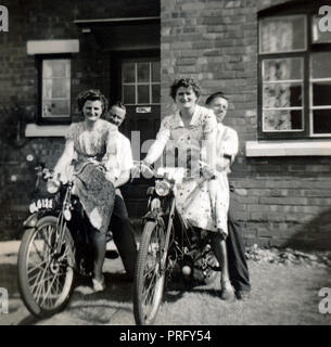 Deux couples sur deux1930s/début 40s 2-temps 100cc Velocette motorcycles léger à l'extérieur chambre vers 1940 Banque D'Images