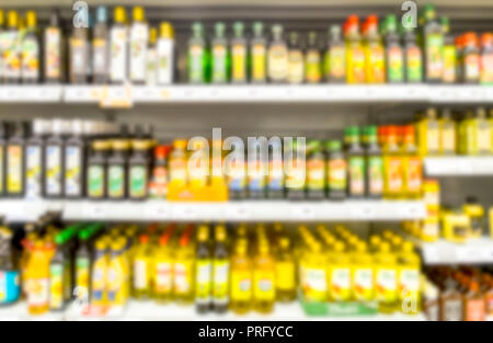 Étagère de supermarché colorés avec des bouteilles comme fond d'image floue Banque D'Images