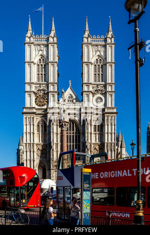 L'extérieur de l'abbaye de Westminster sur une journée ensoleillée d'automne, London, UK Banque D'Images