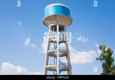Château d'eau peint en bleu sous ciel bleu Banque D'Images