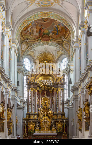 Intérieur de l'église Saint Pierre, une église catholique dans le centre-ville de Munich, Allemagne. La fresque au plafond par Johann Baptist Zimmermann (en 1753 Banque D'Images