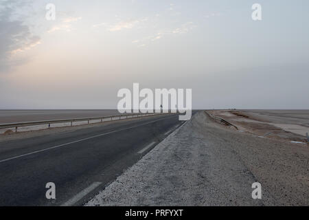 La photo d'une route à travers le lac salé Chott el Djerid, Tunisie, Afrique Banque D'Images