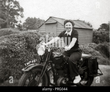 Femme sur une moto 500cc 1938 Ariel dans jardin vers 1938 Banque D'Images