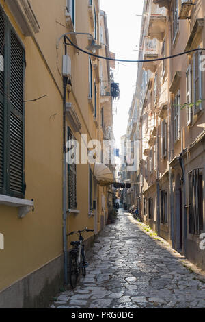 Rue pavées étroites dans la ville de Corfou, Corfou, Grèce Banque D'Images