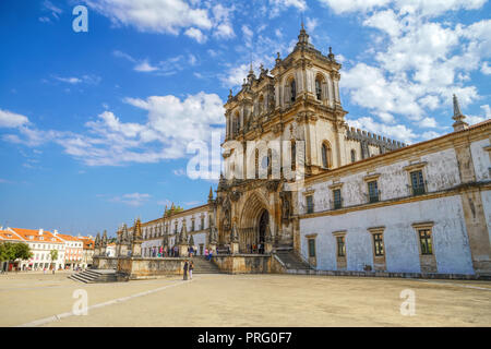 Façade du monastère gothique romaine de Alcobaca ou Mosteiro de Santa Maria de Alcobaça, Patrimoine de l'Unesco dans la région de Alcobaça, Portugal. Banque D'Images