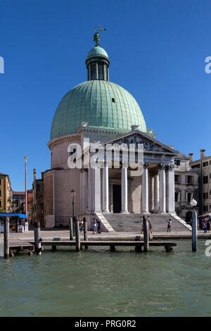 Chiesa di San Simeone Piccolo, une église sur le Grand Canal dans la ville de Venise. L'Italie. Banque D'Images