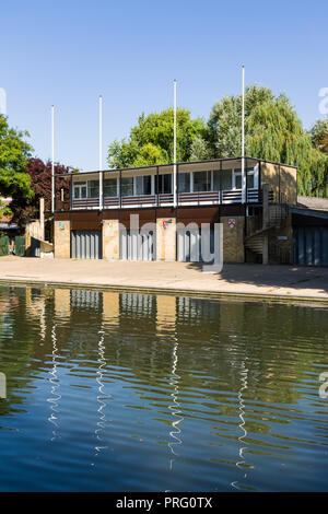 L'extérieur du Corpus Christi Yacht Club par la rivière Cam sur une journée ensoleillée, Cambridge, Royaume-Uni Banque D'Images