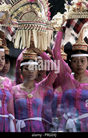 Procession de cérémonie hindoue à Ubud, Bali Banque D'Images