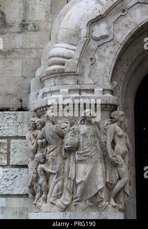 Détail de Bain Gellért, le plus célèbre bain thermal de style Art Nouveau à Budapest, Hongrie, Europe de l'Est. Statues, ornements, fond architectural. Banque D'Images