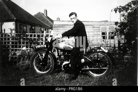 L'homme sur une moto BSA Gold Star 1951 dans jardin aux environs de 1951 Banque D'Images