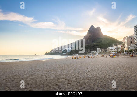 La plage de Leblon et deux frères (montagne) Dois Irmãos - Rio de Janeiro, Brésil Banque D'Images