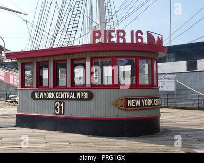 Old Pier 16, New York Central n° 31 billetterie le long de l'East River sur la basse de Vancouver, New York, NY, USA. Banque D'Images