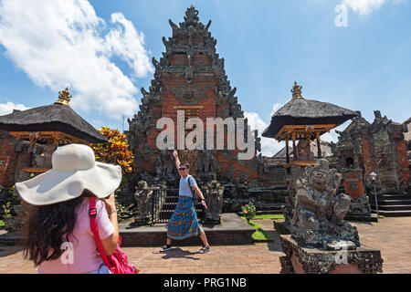 Bali, Indonésie - 15 septembre 2018 : taking photo touristique au temple Puseh Batuan, situé au village. C'est un temple balinais avec pierre intéressant Banque D'Images
