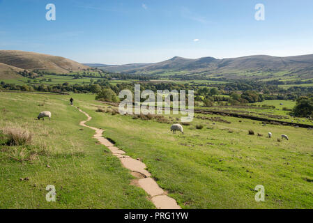 Sentier Pennine Way près de Edale dans le Peak District, Derbyshire, Angleterre. Une belle journée ensoleillée, au début de l'automne. Banque D'Images