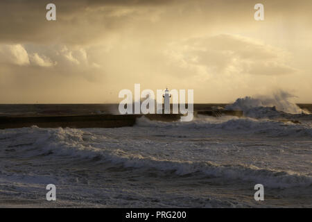 Aperçu de l'ensemble des grandes vagues de tempêtes en mer Pier et les phares au coucher du soleil d'hiver. Ciel intéressant avec de beaux nuages et pluie. Entrée de la rivière Douro, pe Banque D'Images