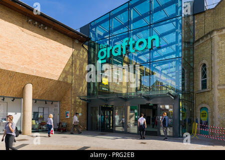 Extérieur de la Grafton Center shopping center avec des gens marchant à l'extérieur par une journée ensoleillée, Cambridge, Royaume-Uni Banque D'Images