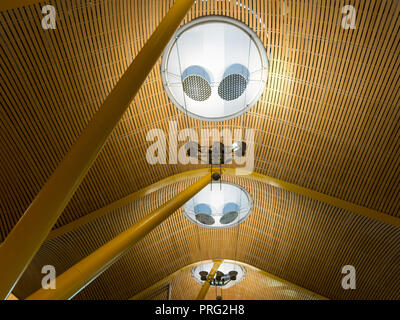 Madrid, Espagne - 27 janvier 2018 : l'intérieur de l'aéroport de Barajas à Madrid, Espagne. L'intérieur de la borne 4, conçu par Antonio Lamela et Richard Rogers Banque D'Images