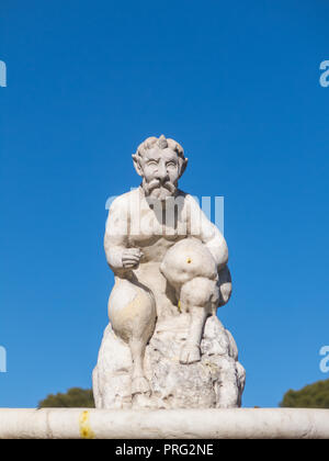 Statue de Cupidon dans la fontaine du jardin de roses du parc del Buen Retiro. Parque de las Rosas en espagnol) dans le jardin botanique dans le parc de Retiro. Madrid Banque D'Images